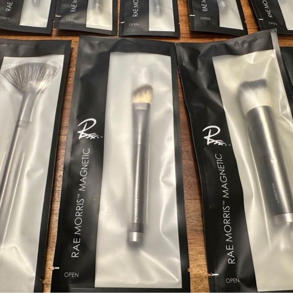 Rae Morris Make-up Brush set - Picture 2 of 8